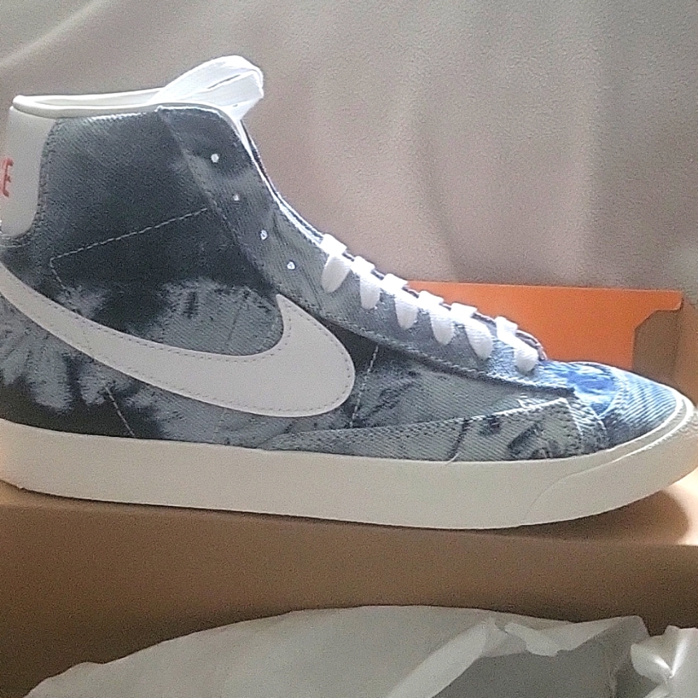 NIB women size 9 Nike Blazer Mid 77 tye dye denim white sail